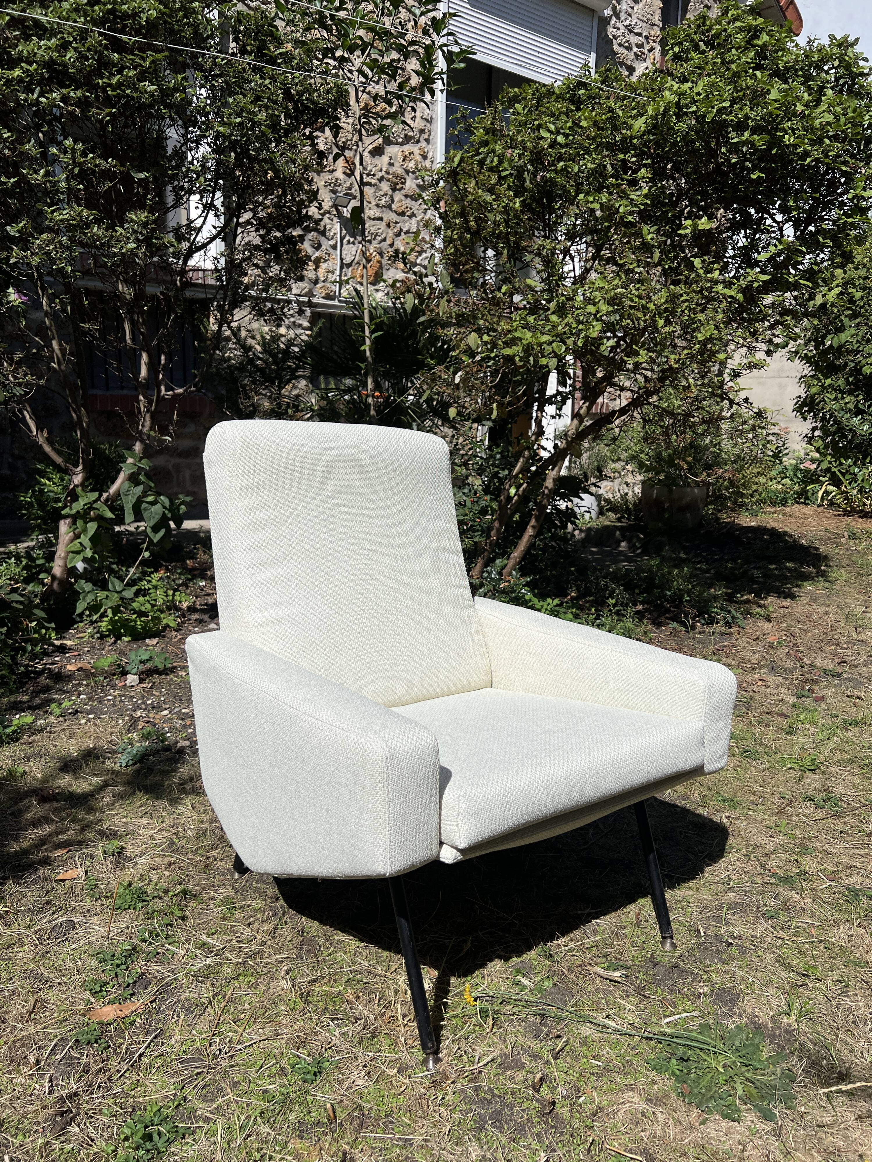 Pair of "Troïka" armchairs by Pierre Guariche, Airborne. Reupholstered 2026.