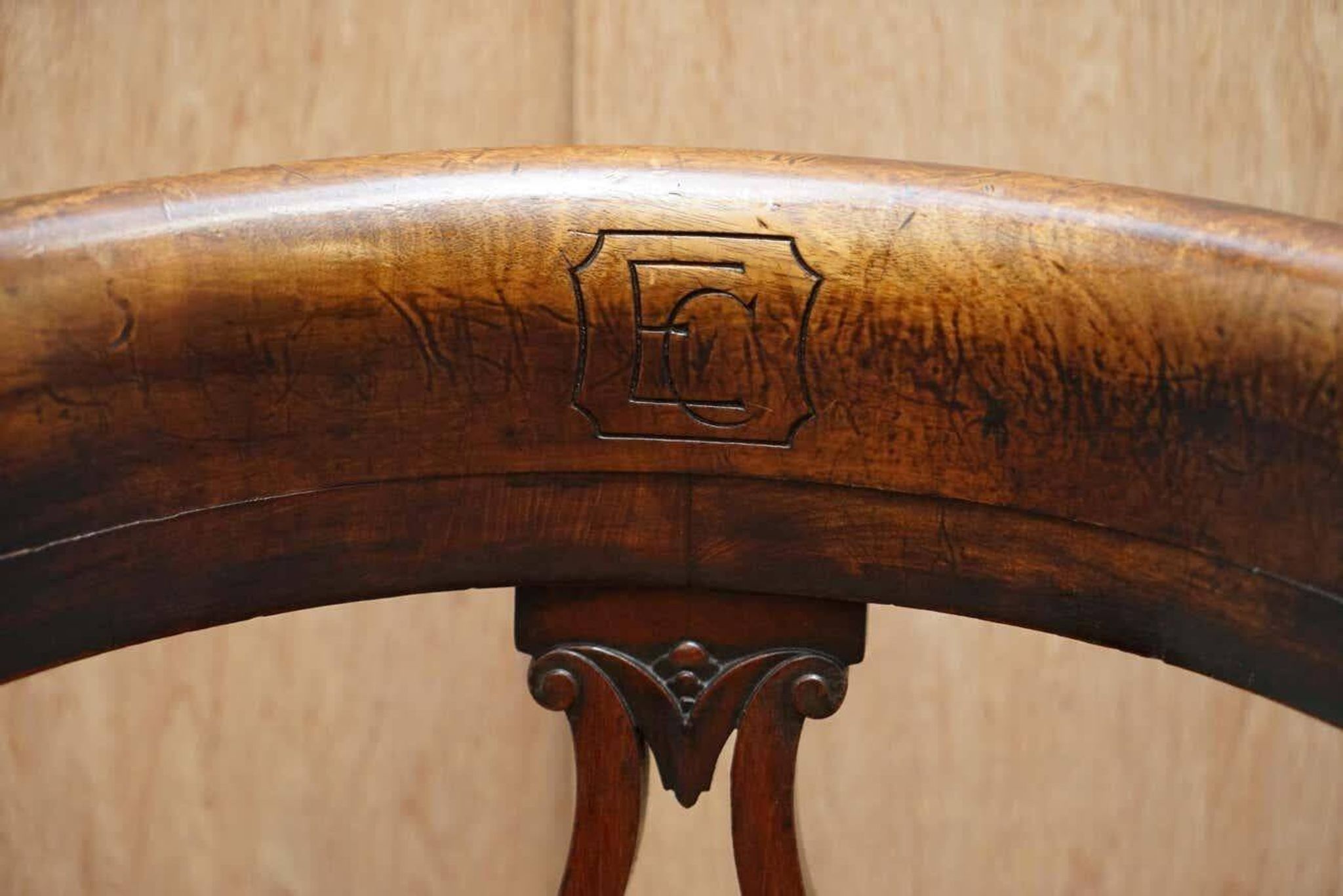 Chaise de capitaine victorienne en noyer d'Eton College