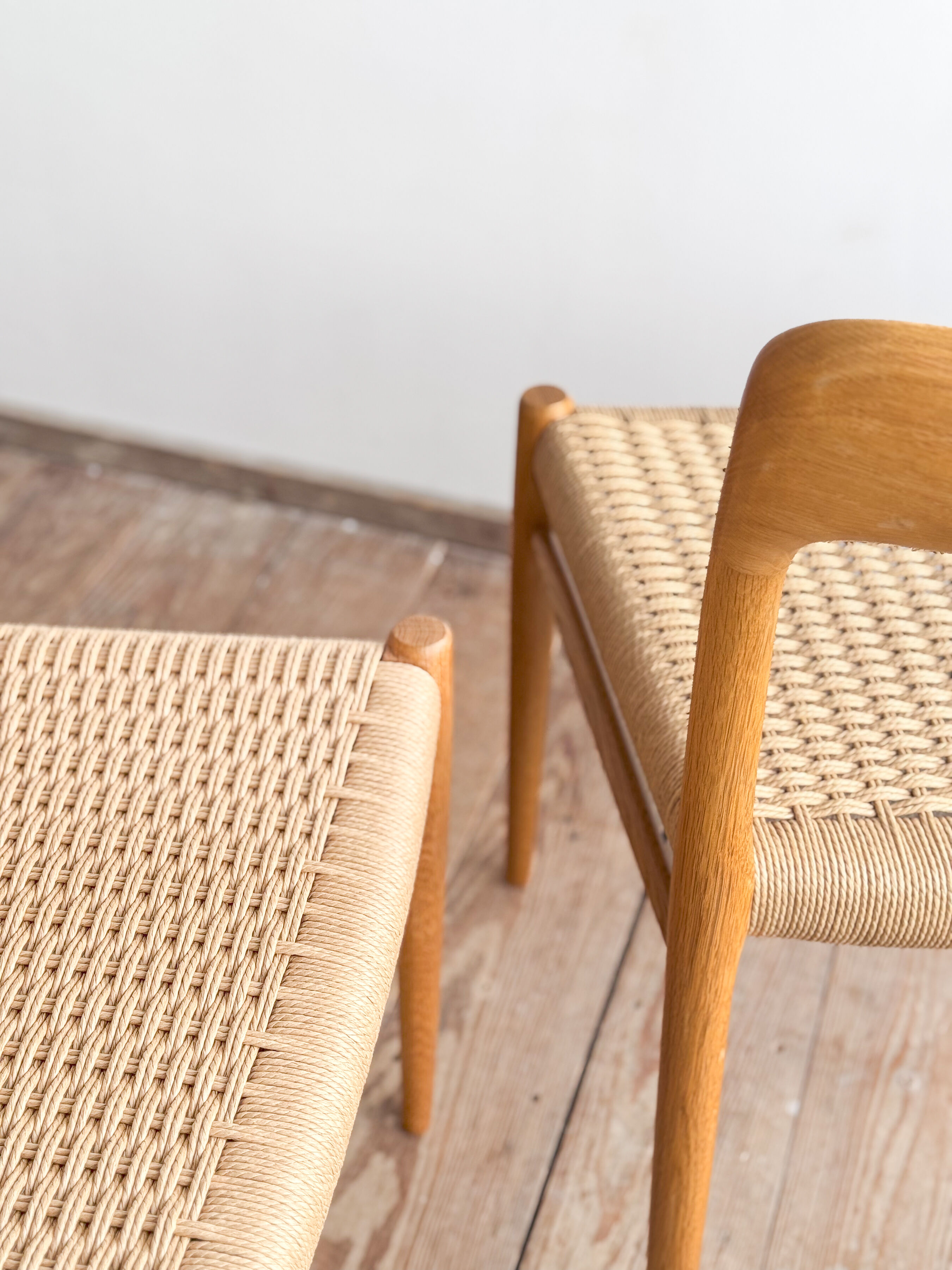 Paire de chaises de salle à manger modèle 75 par Niels O. Møller en chêne