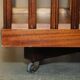 Table bibliothèque tournante Sheraton Revival en noyer et bois de satin