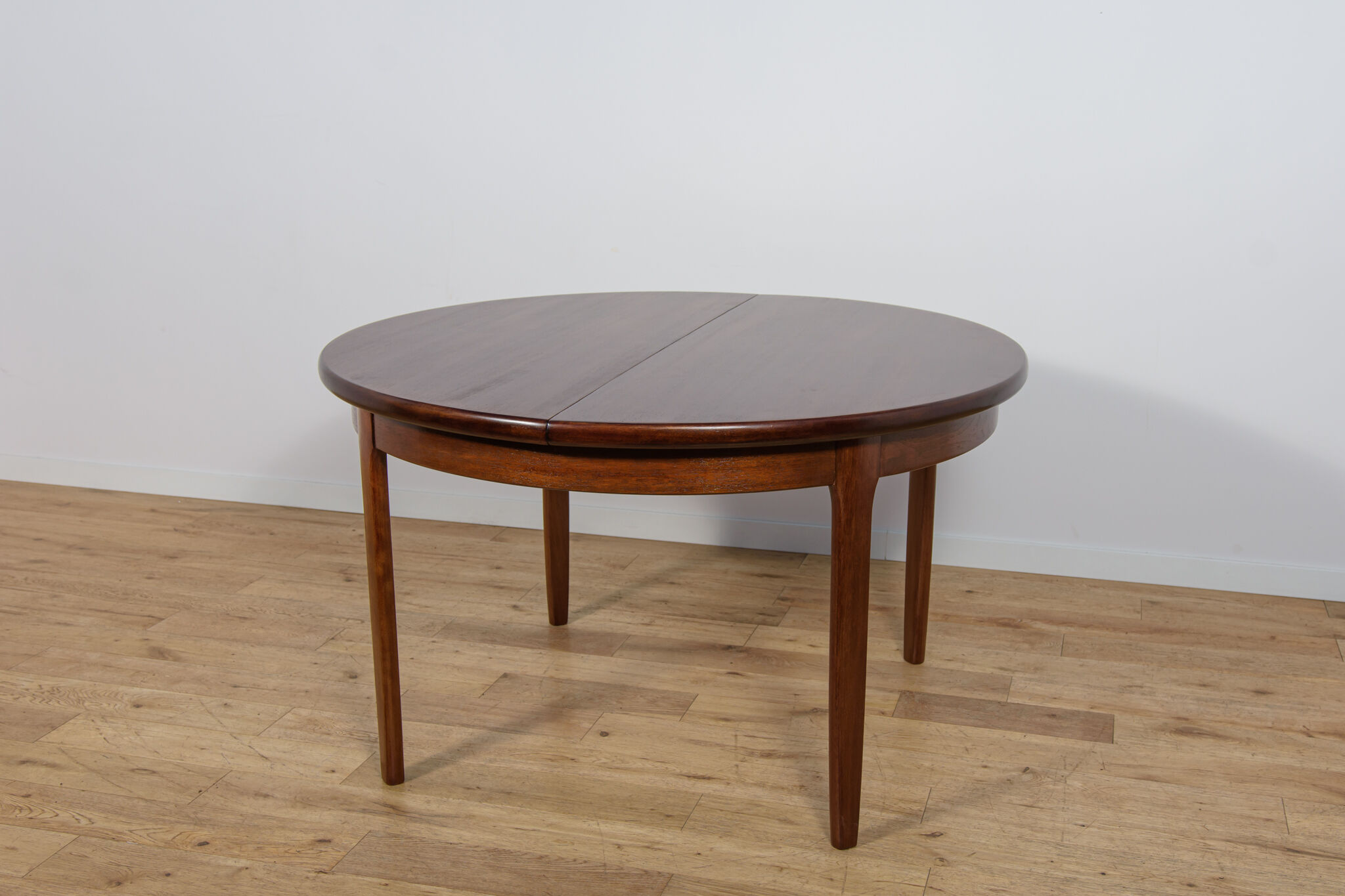 Mid-Century Round Extendable Dining Table, United Kingdom, 1960s.