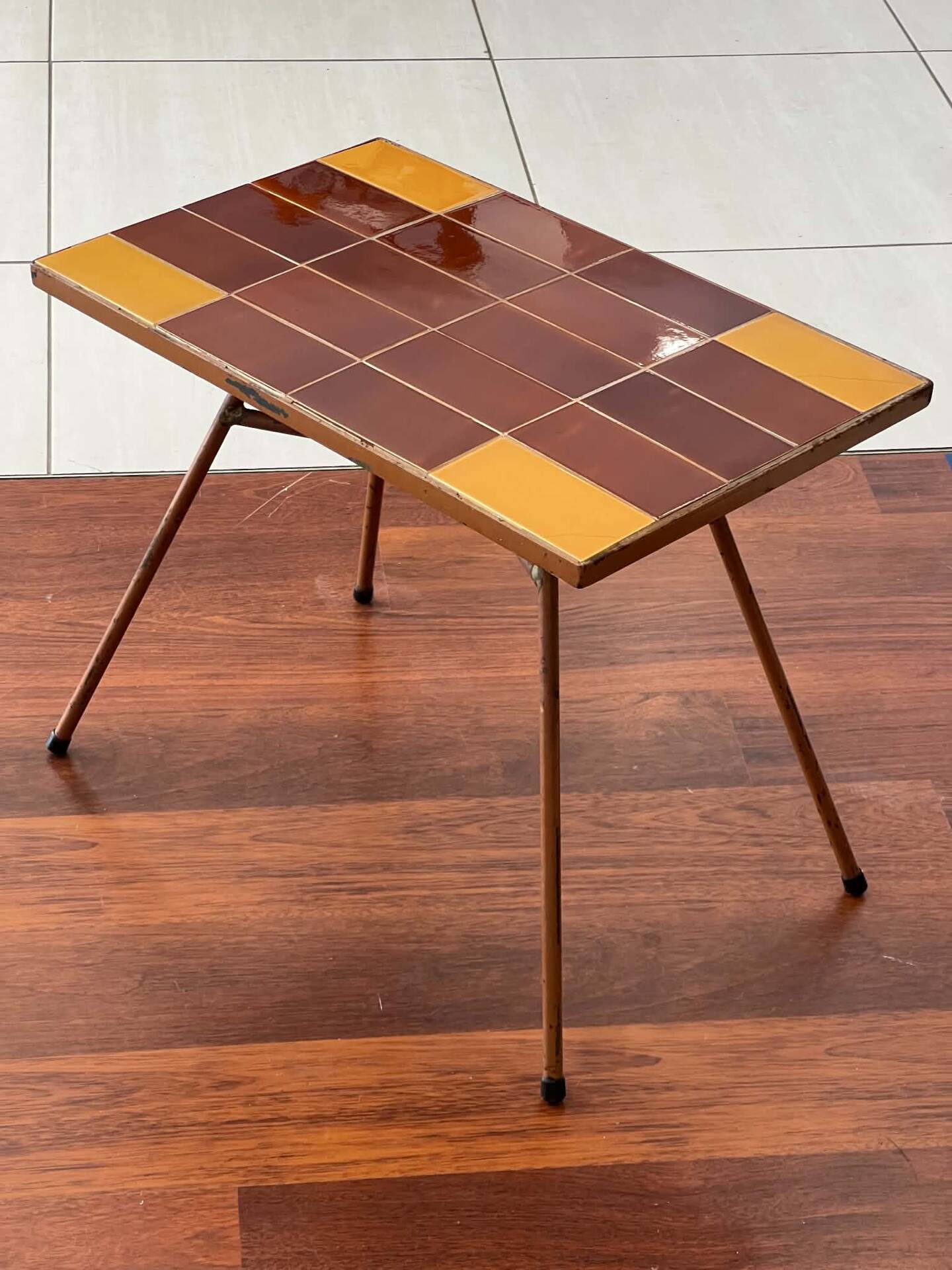 Table d’appoint, bout de canapé en céramique marron et jaune