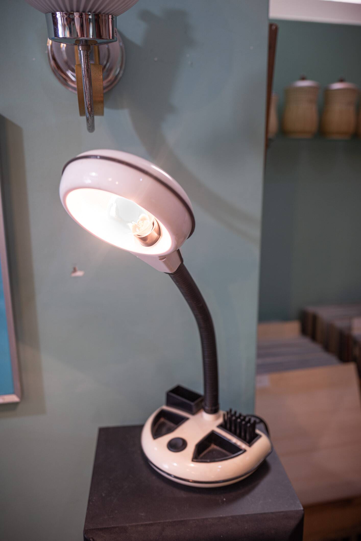 Rabbit Tanaka Gooseneck desk lamp, black and white by Kyoji Tanaka 1985, Hong Kong