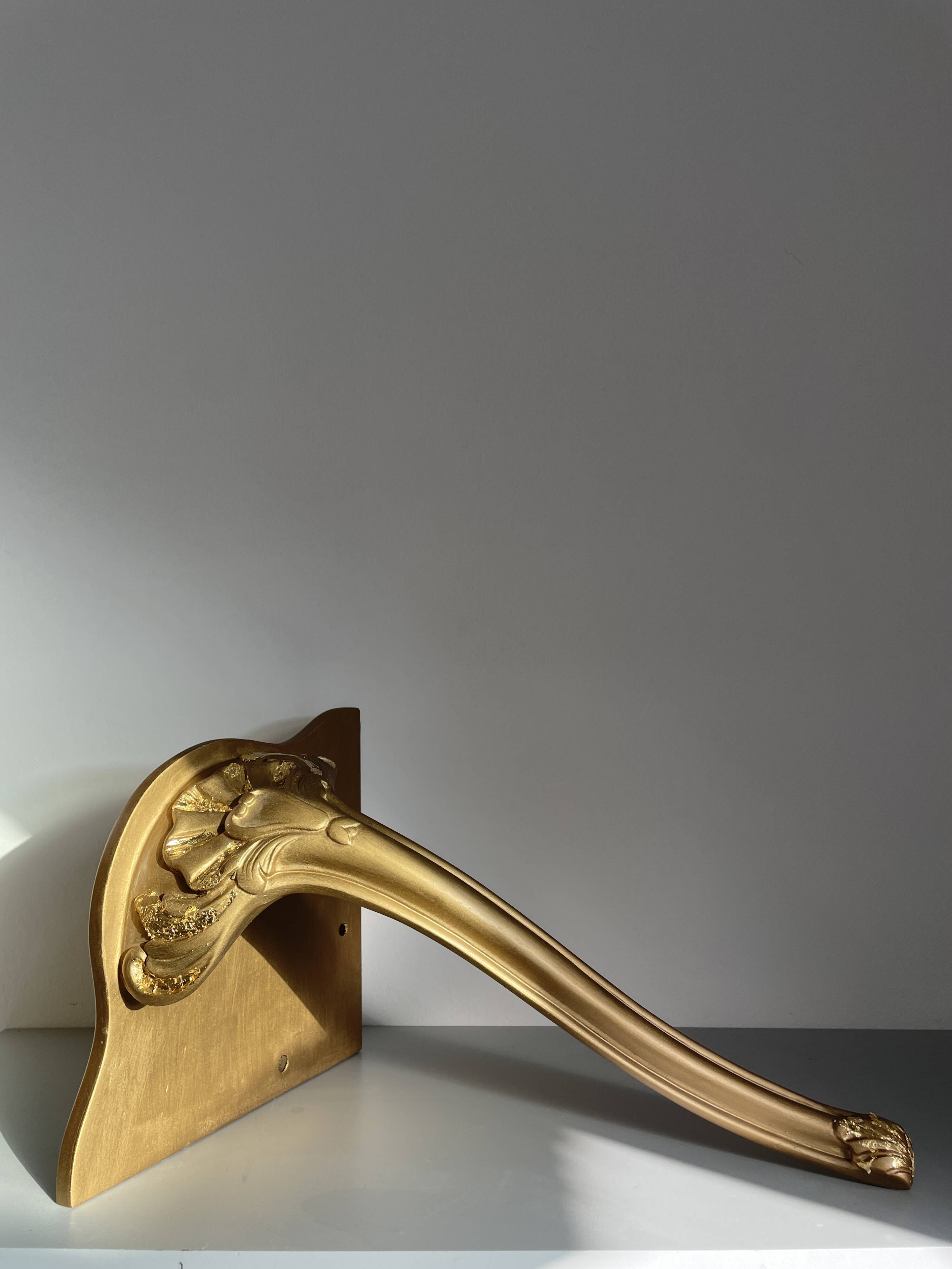 Old gold gilding corner cornice