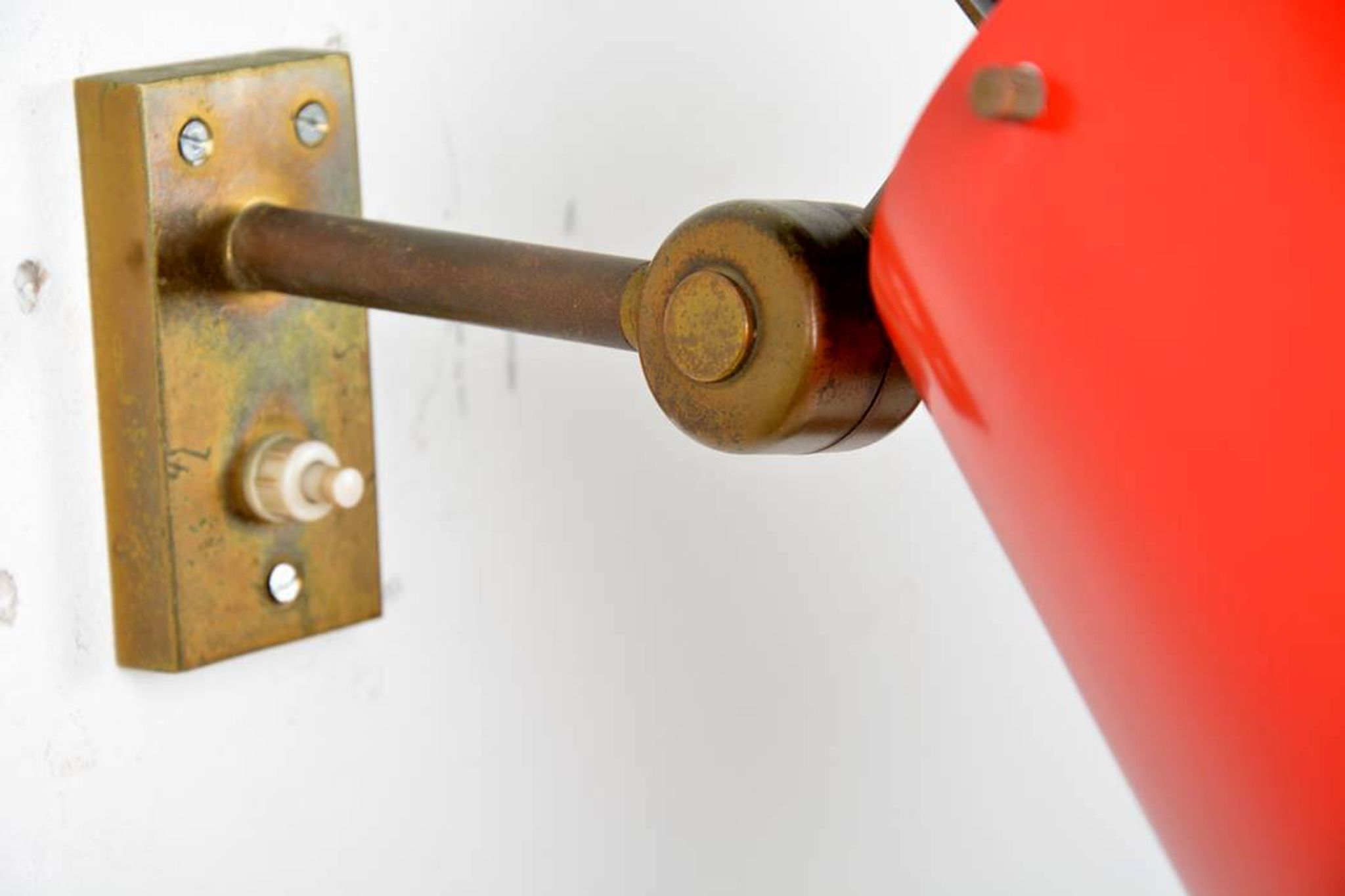 Old and rare Stilnovo wall light, red and black lacquered metal and brass With period label
