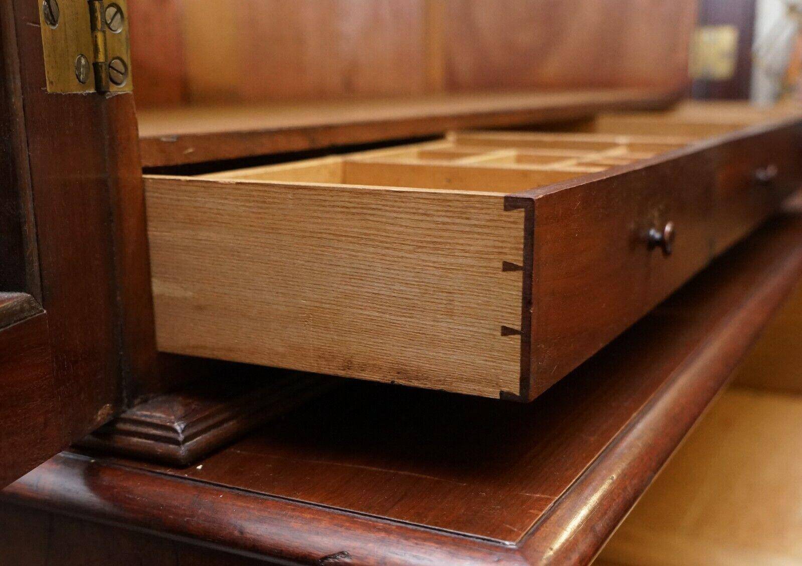 Bibliothèque 19ème siècle en bois dur avec portes en métal bronzé et commode