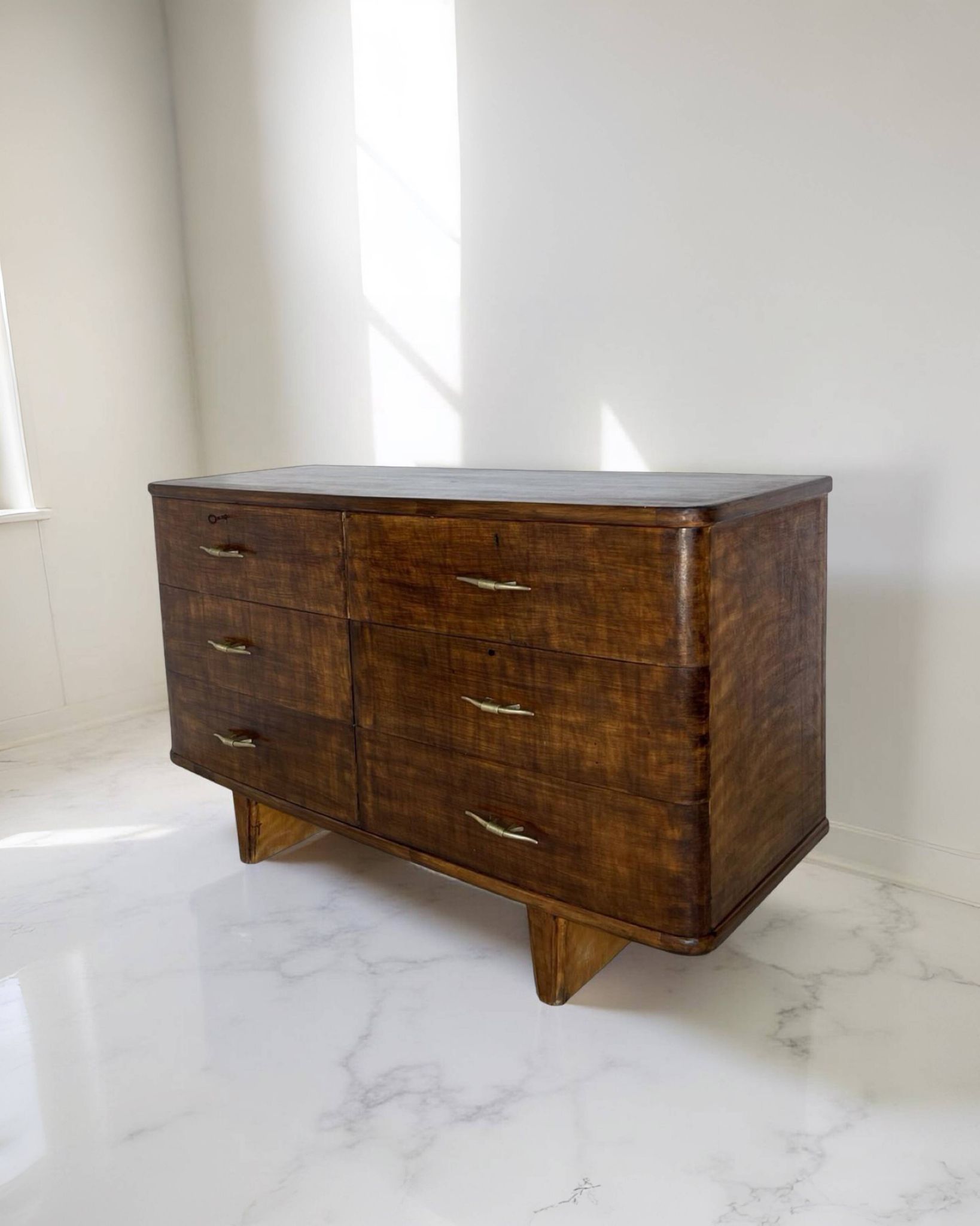A vintage Italian chest of drawers, made of veneered walnut and solid wood,