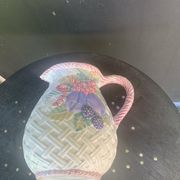 Cruche en barbotine en céramique émaillée motif panier et fruits vintage