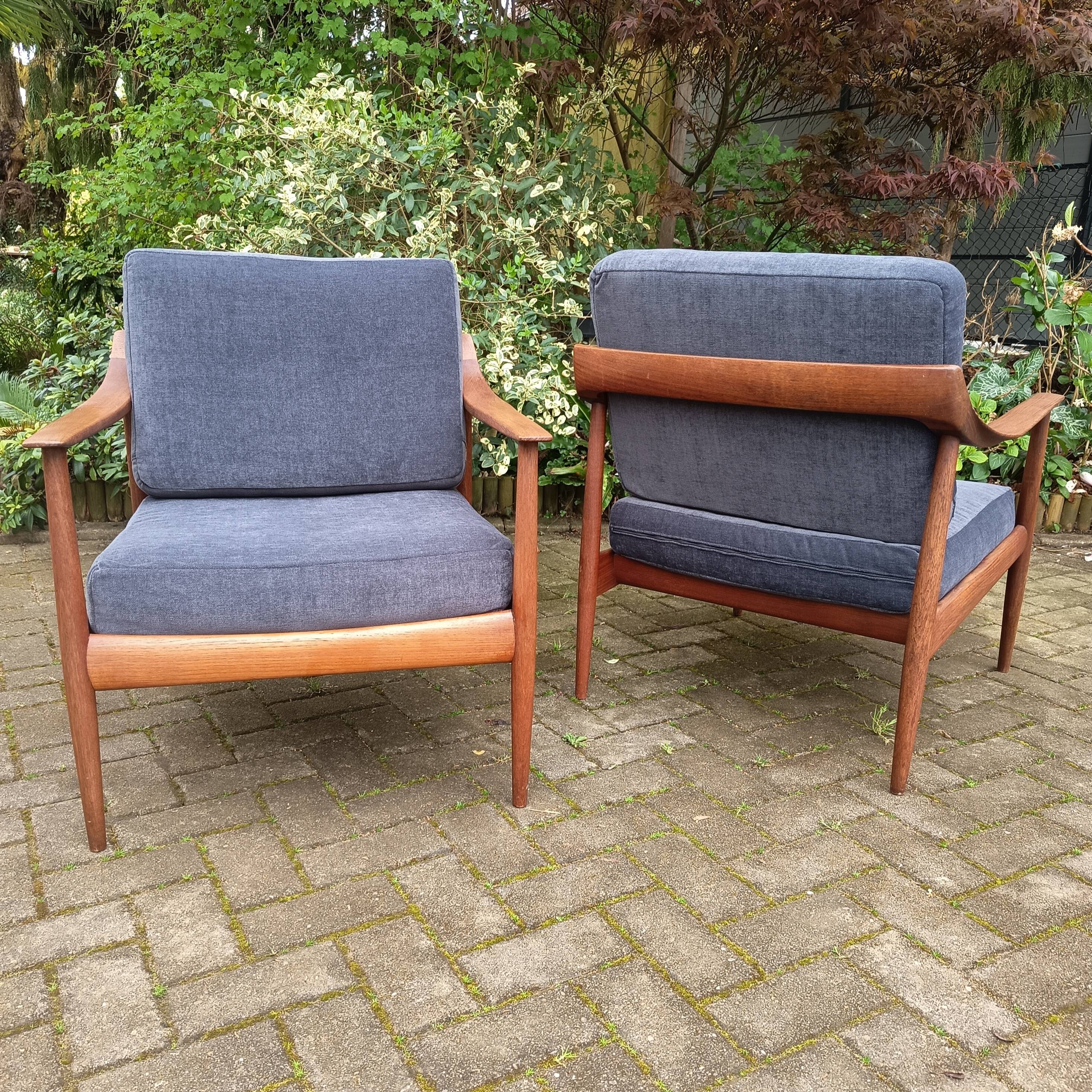 Pair of Knoll Antimott armchairs, 1960