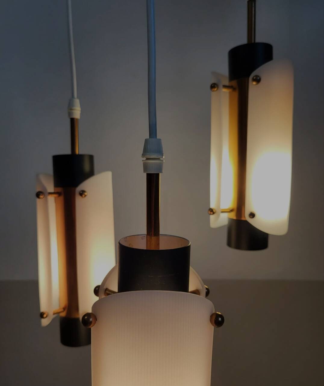 Suspension vintage scandinave en plexiglas et cuivre, probablement danoise