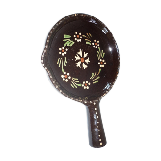 Brown ceramic pan, flower decorations