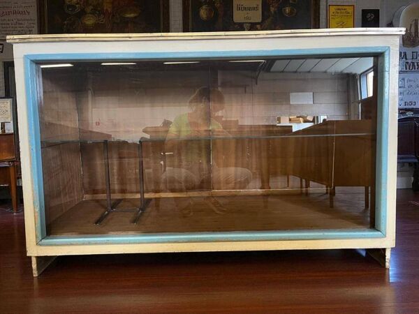 Comptoir/vitrine de magasin vintage en bois : projet de design