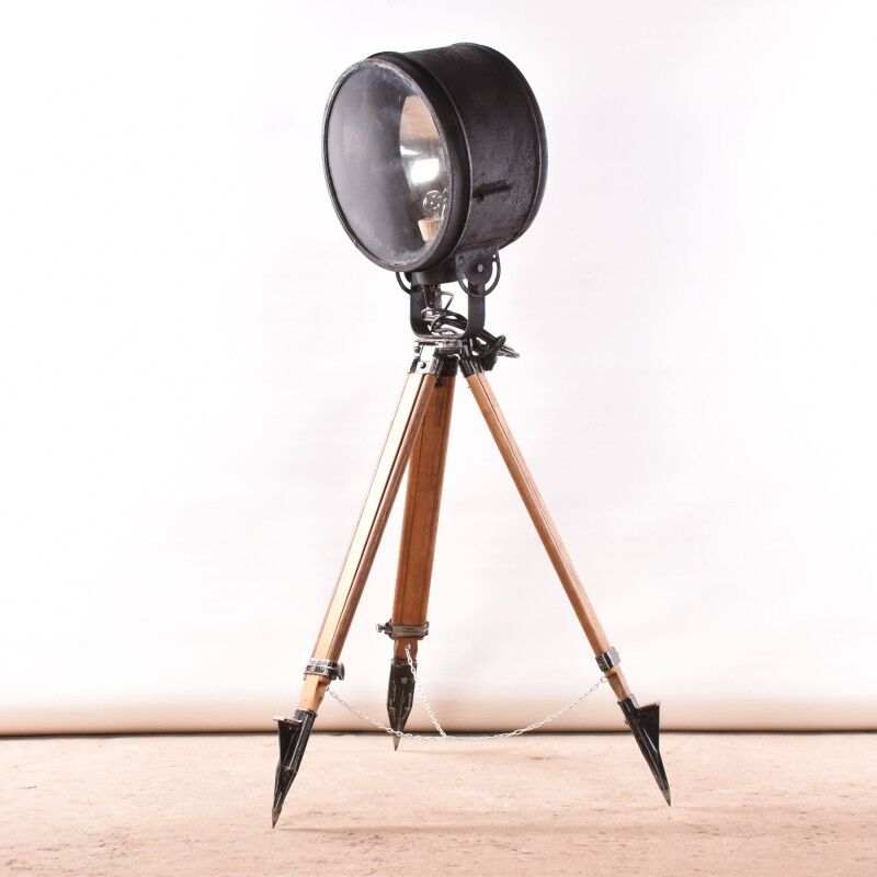 Ancien projecteur industriel sur trépied en bois