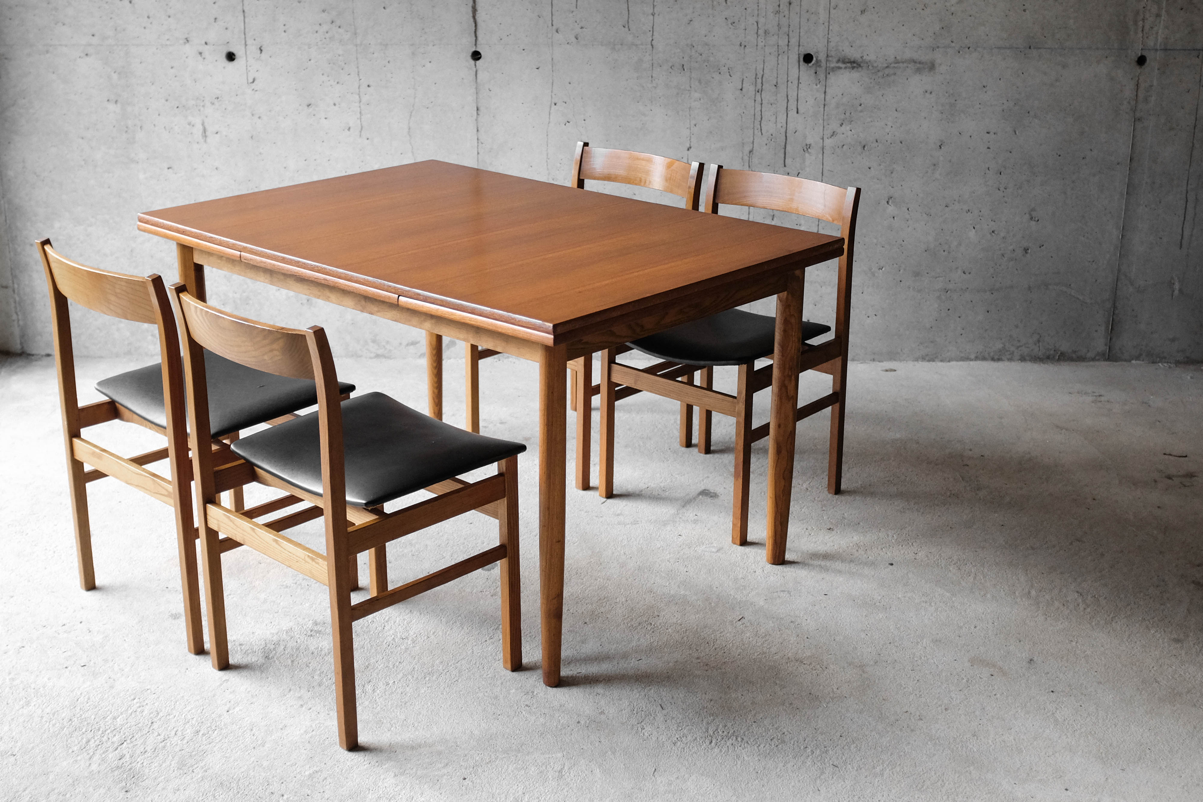 Table and 4 chairs 60