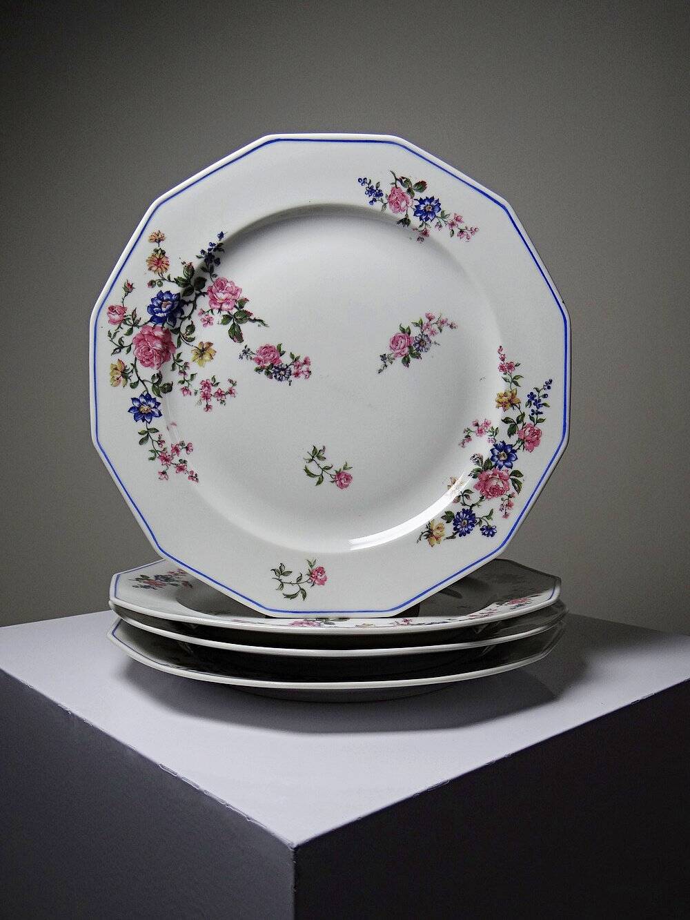 4 flat plates by Bernardaud, Limoges porcelain, floral decoration from the 1920s to 1950s.