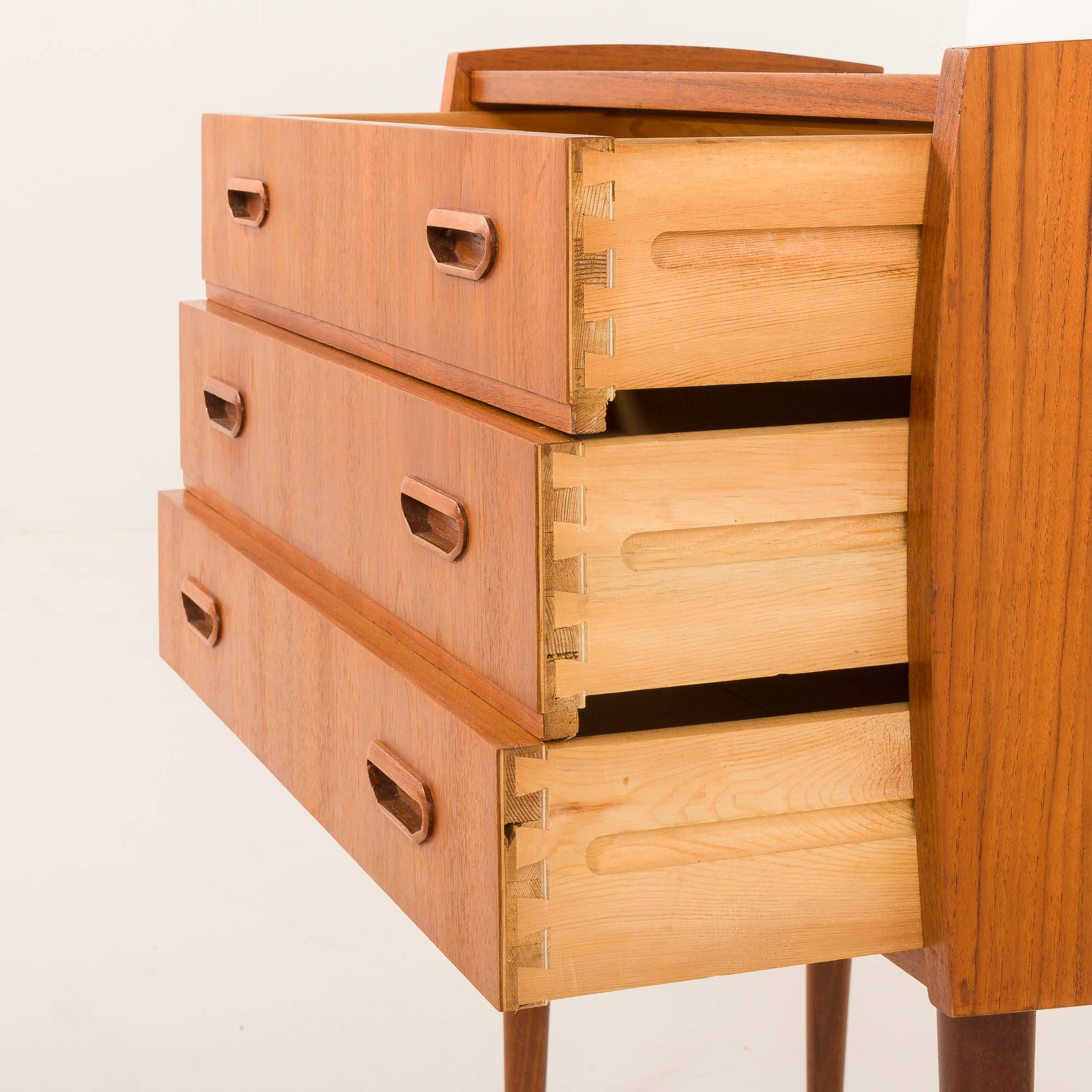 Commode danoise en teck, années 1960