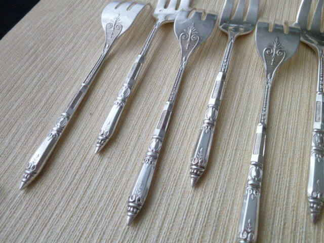 Set of 12 forks with cakes in silver metal Ercuis Russian model.