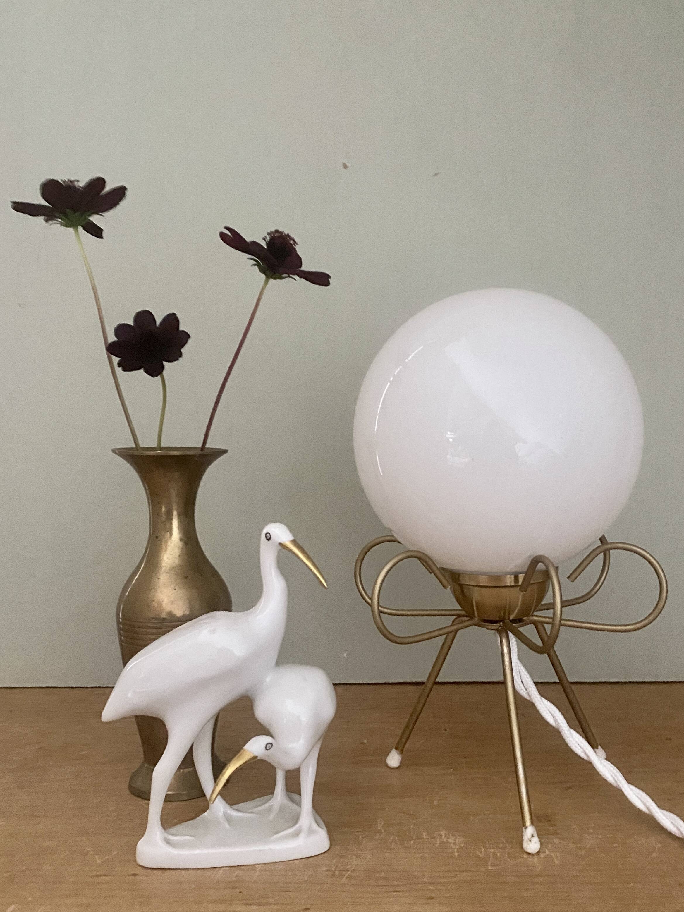Vintage tripod lamp in brass and white opaline