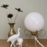 Lampe vintage tripode en laiton et opaline blanche