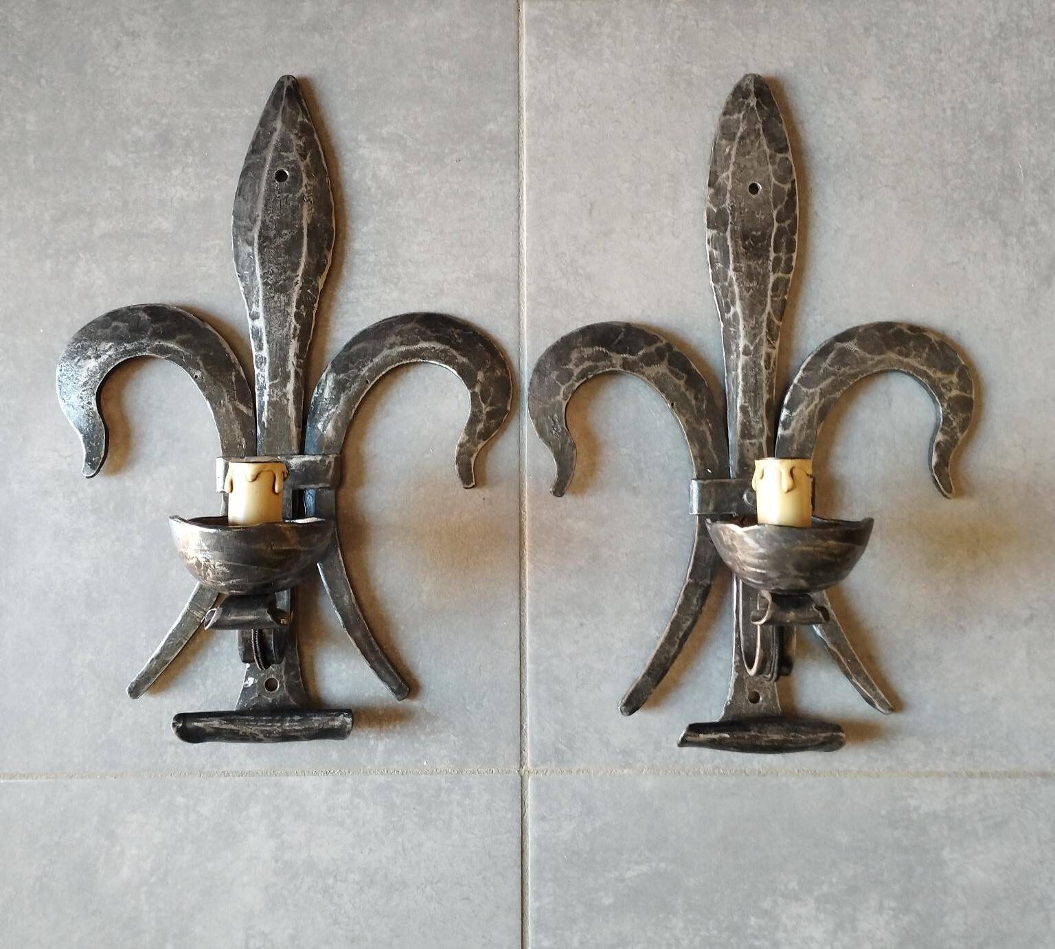Brutalist iron wall light "fleur de lys"
