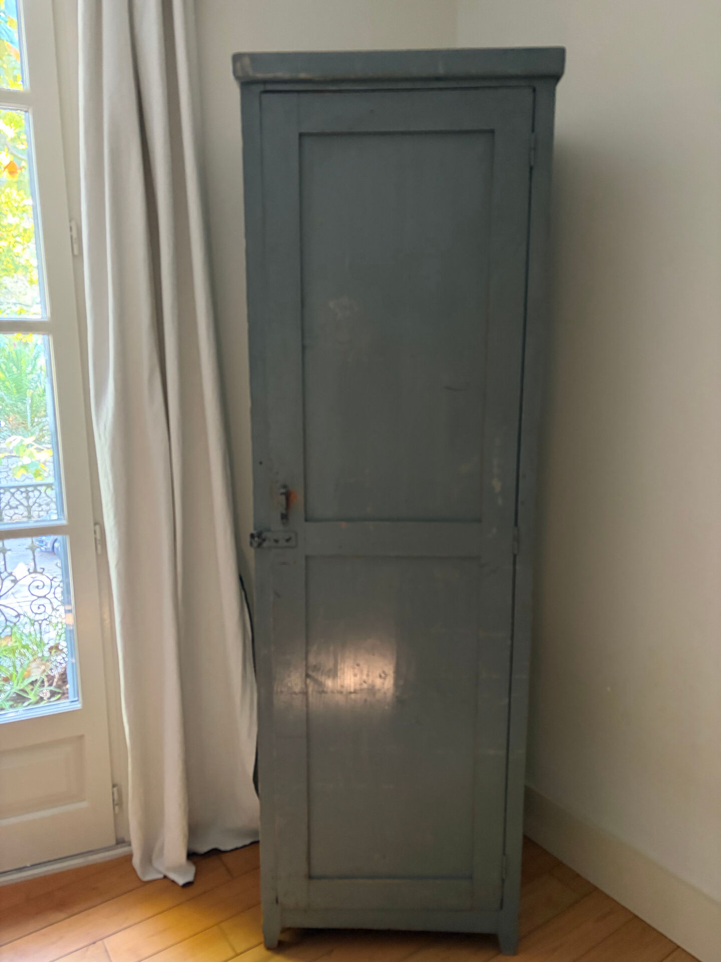 Armoire parisienne ancienne patinée, avec étagères amovibles 