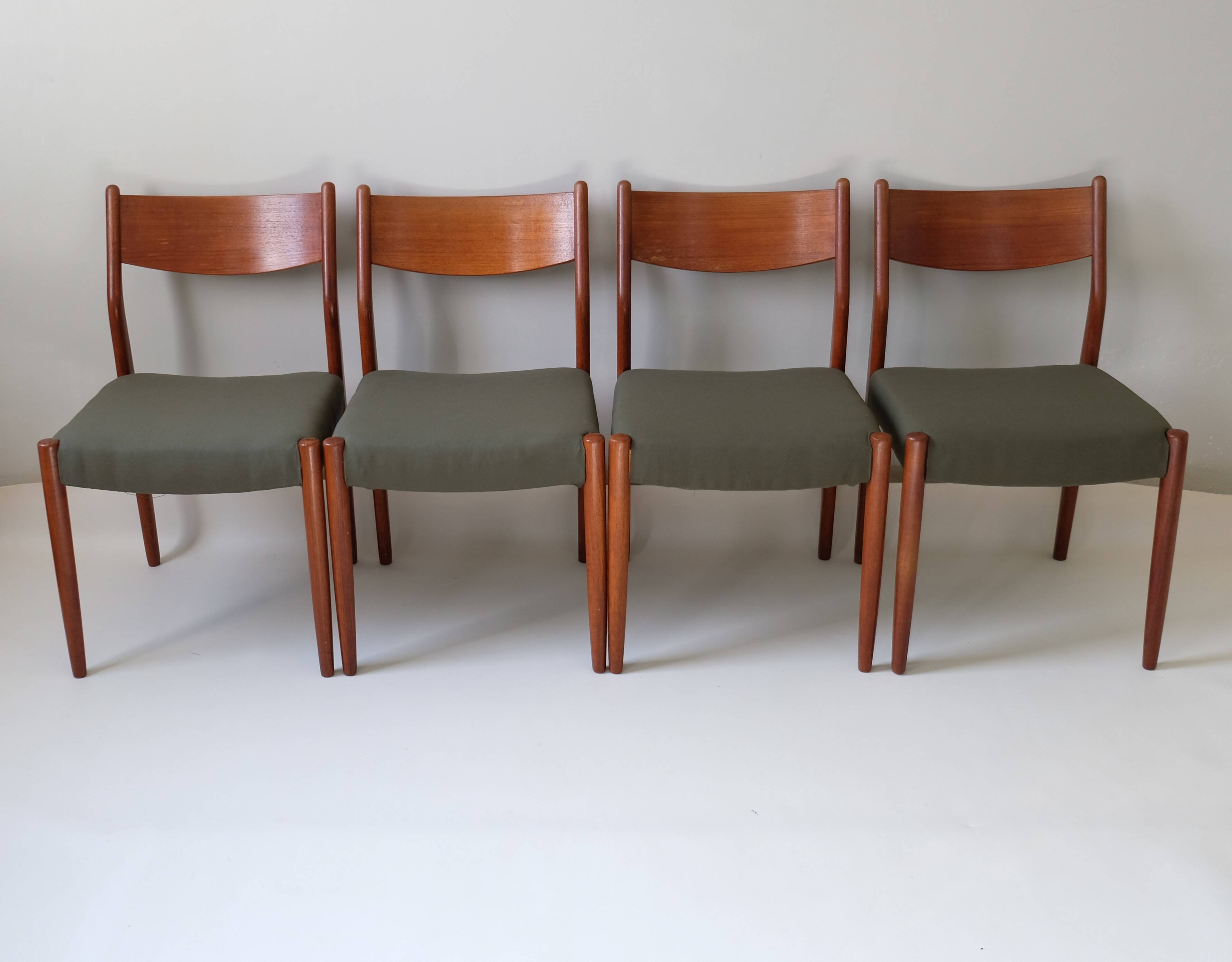 Set of 4 Fristho chairs