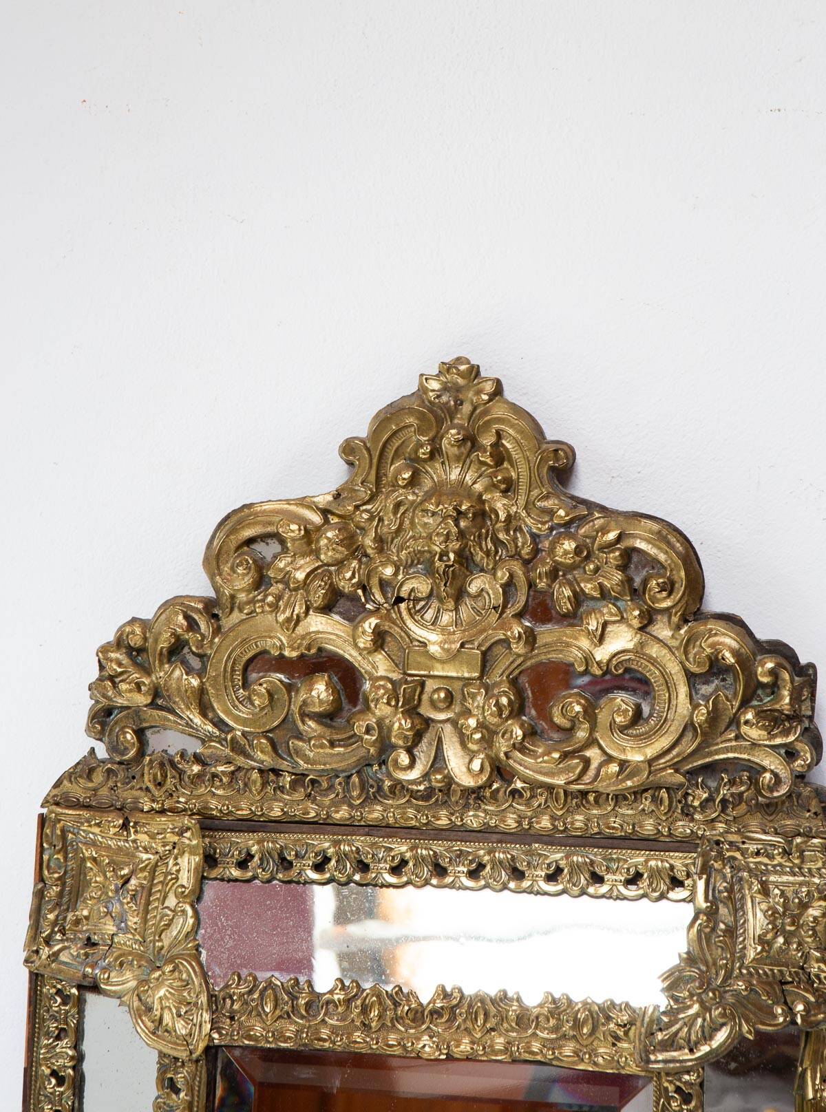 Antique French mirror in repoussé brass with a 19th-century pediment (60*34 cm)