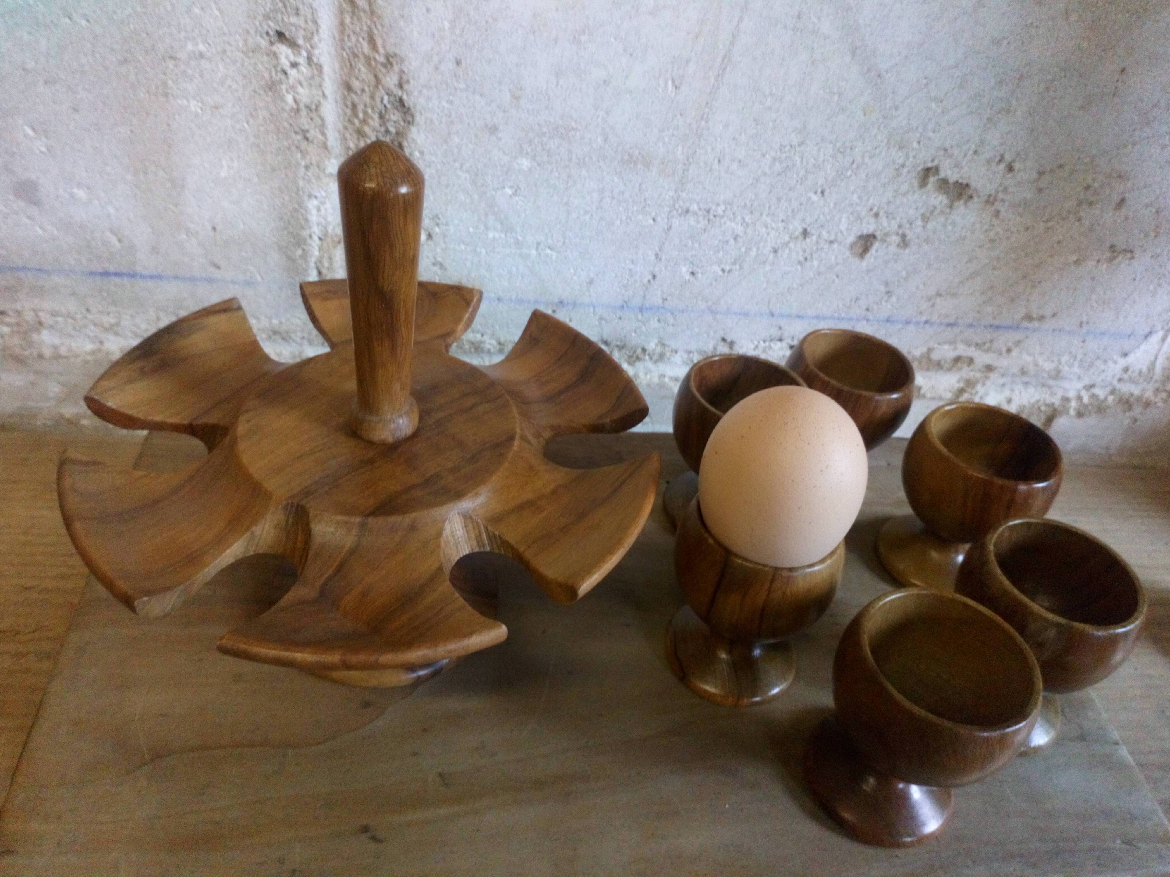 Six coquetiers en bois tourné sur leur presentoir