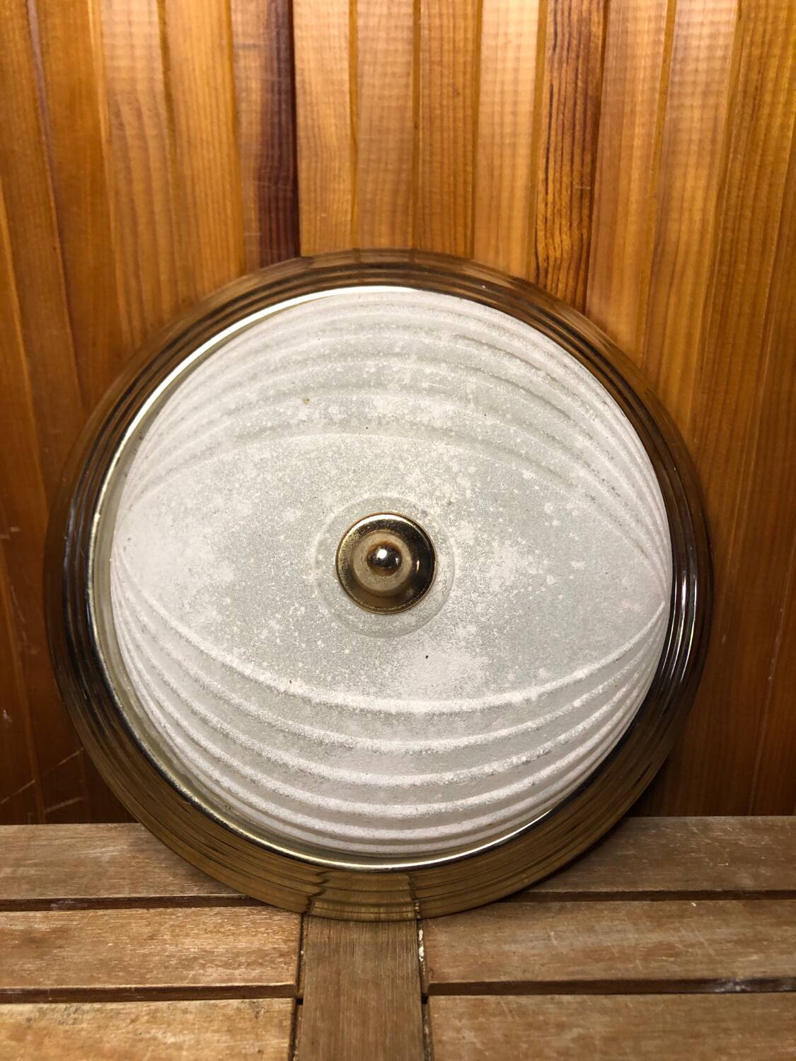 Ancien plafonnier verre moulé contour dore