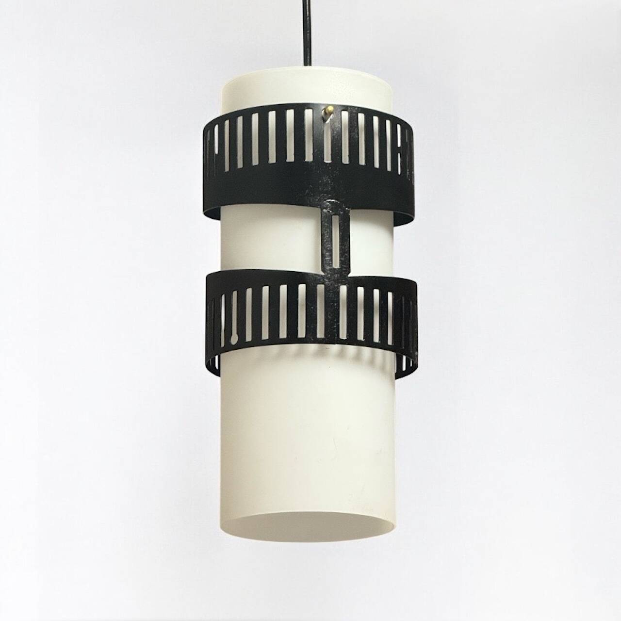 Suspension à trois lumières en métal et verre opalin, années 1960