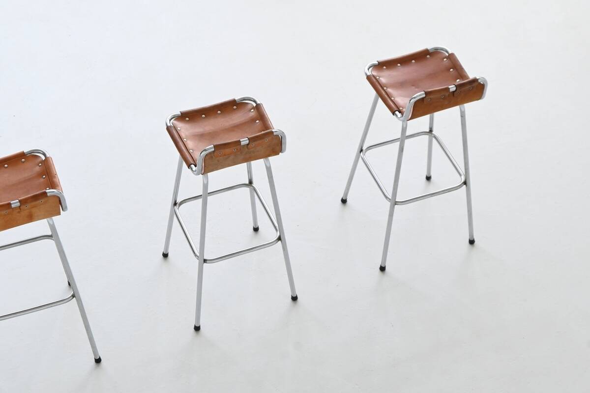 Tabourets de bar en cuir Charlotte Perriand Station de ski des Arcs France 1960