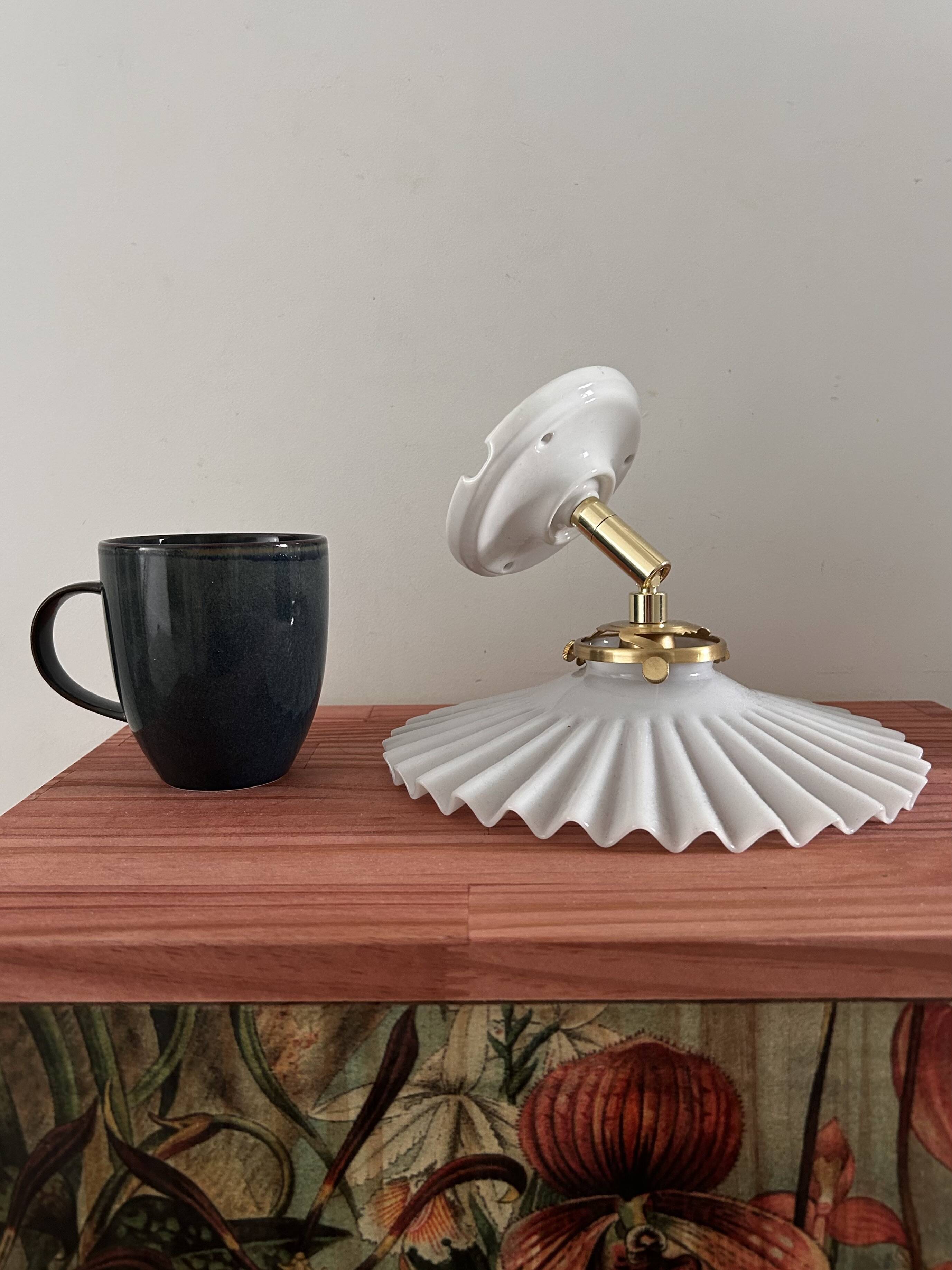 Opaline serrated wall light