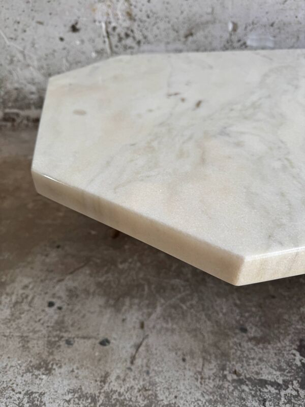 Table basse postmoderne en marbre blanc et granit noir — design sculptural asymétrique