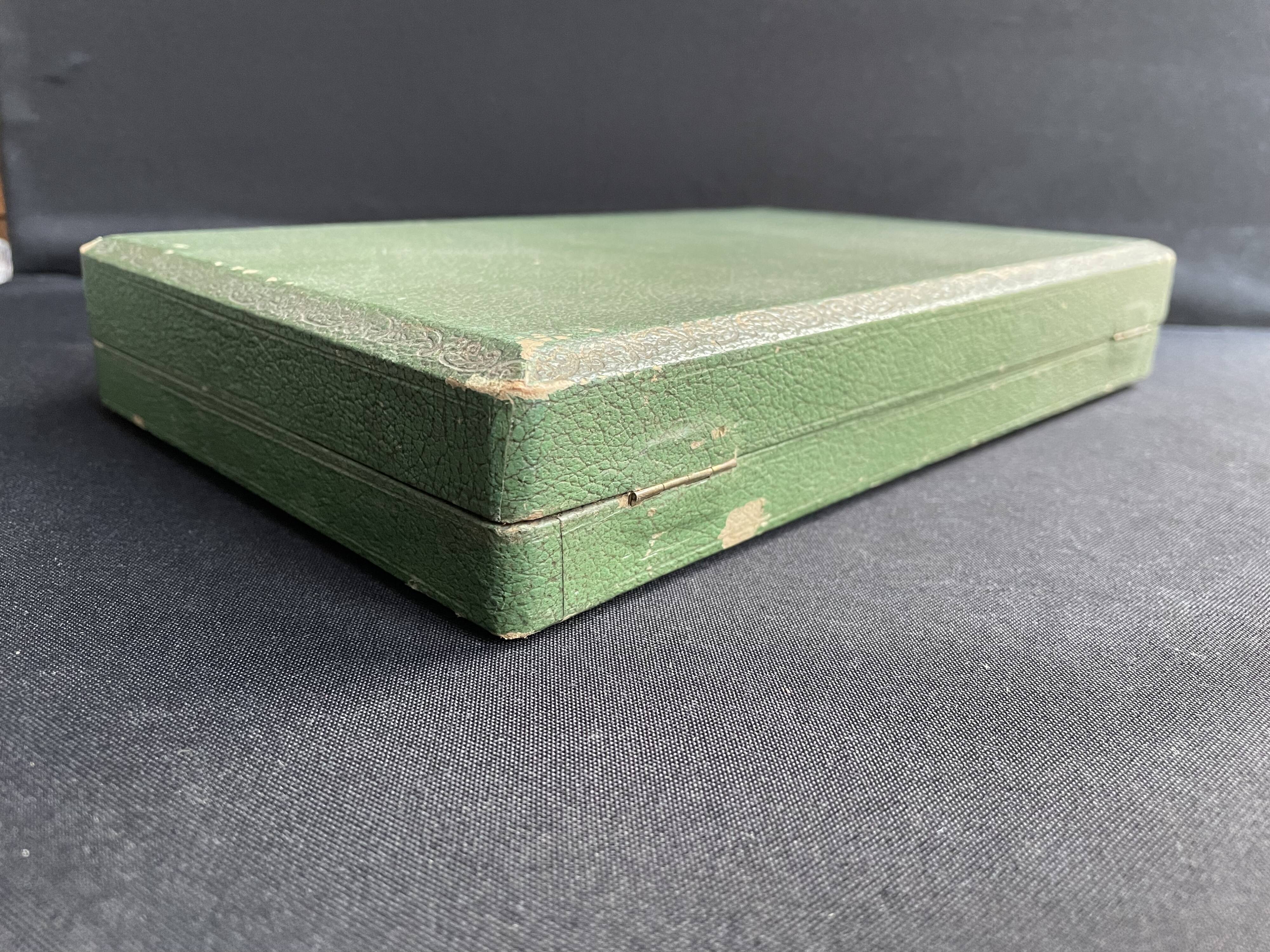 Covered strawberry service box