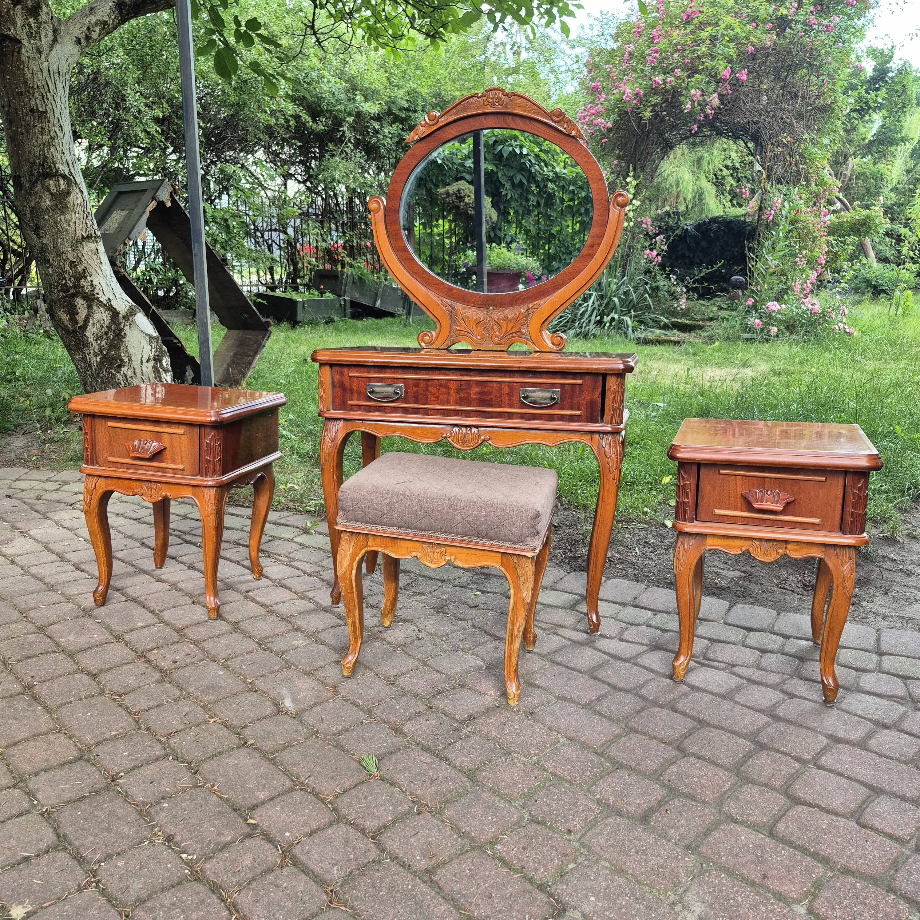 Ensemble de chambre à coucher complet de style Louis XV en 4 pièces - Coiffeuse, tables de nuit, tabouret -