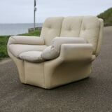 Paire de fauteuils "space age" en cuir. Couleur "crème". Circa 1970.
