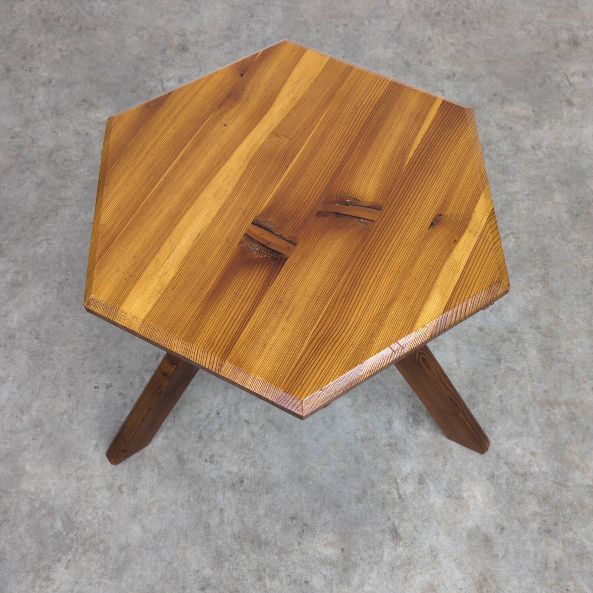 Table d'appoint brutaliste française en pin, années 1970