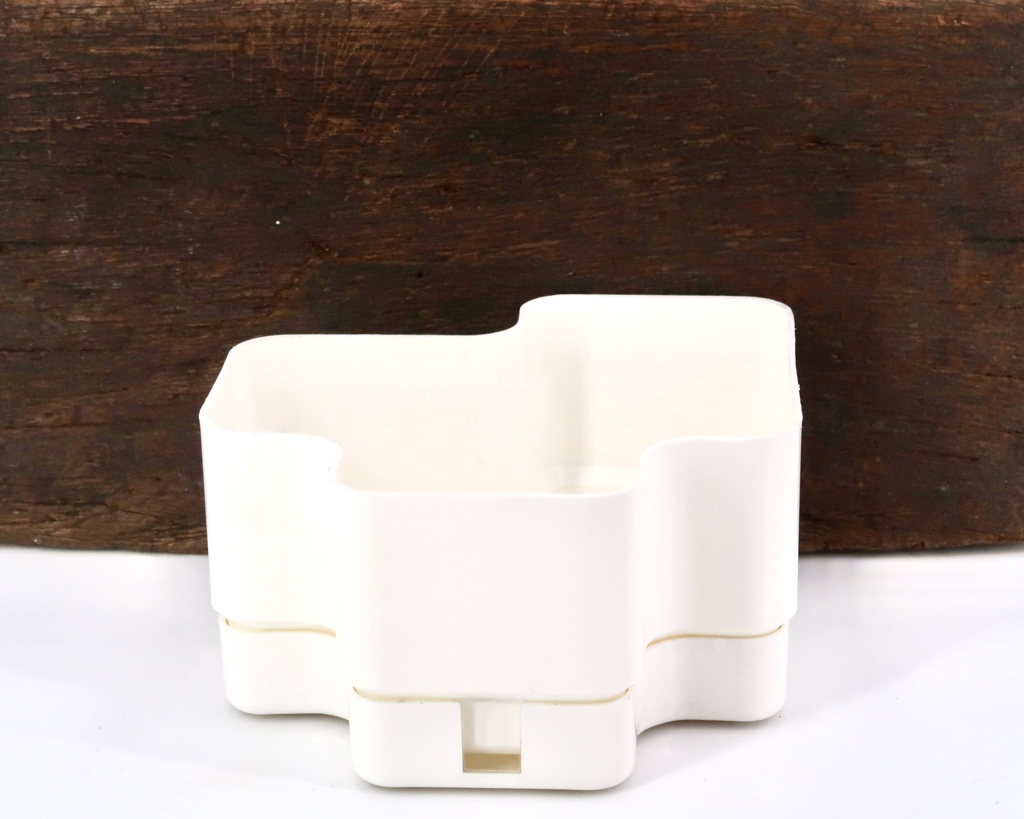 Vastill planter in white plastic by Michael McCann