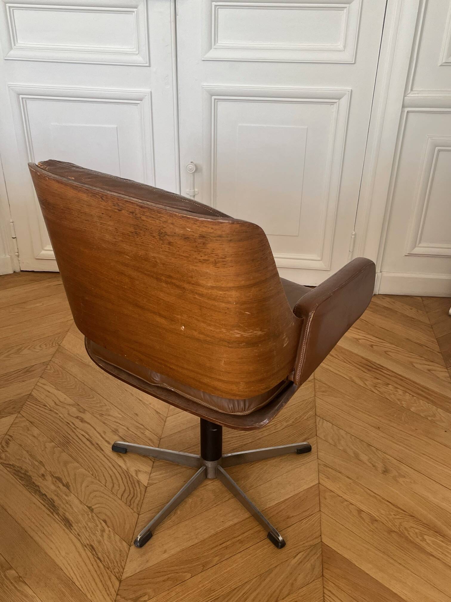 Vintage swivel chair in wood and leather