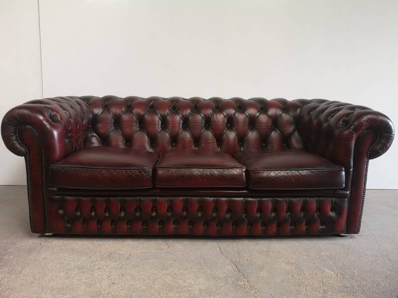 Three-seater chesterfield burgundy leather sofa