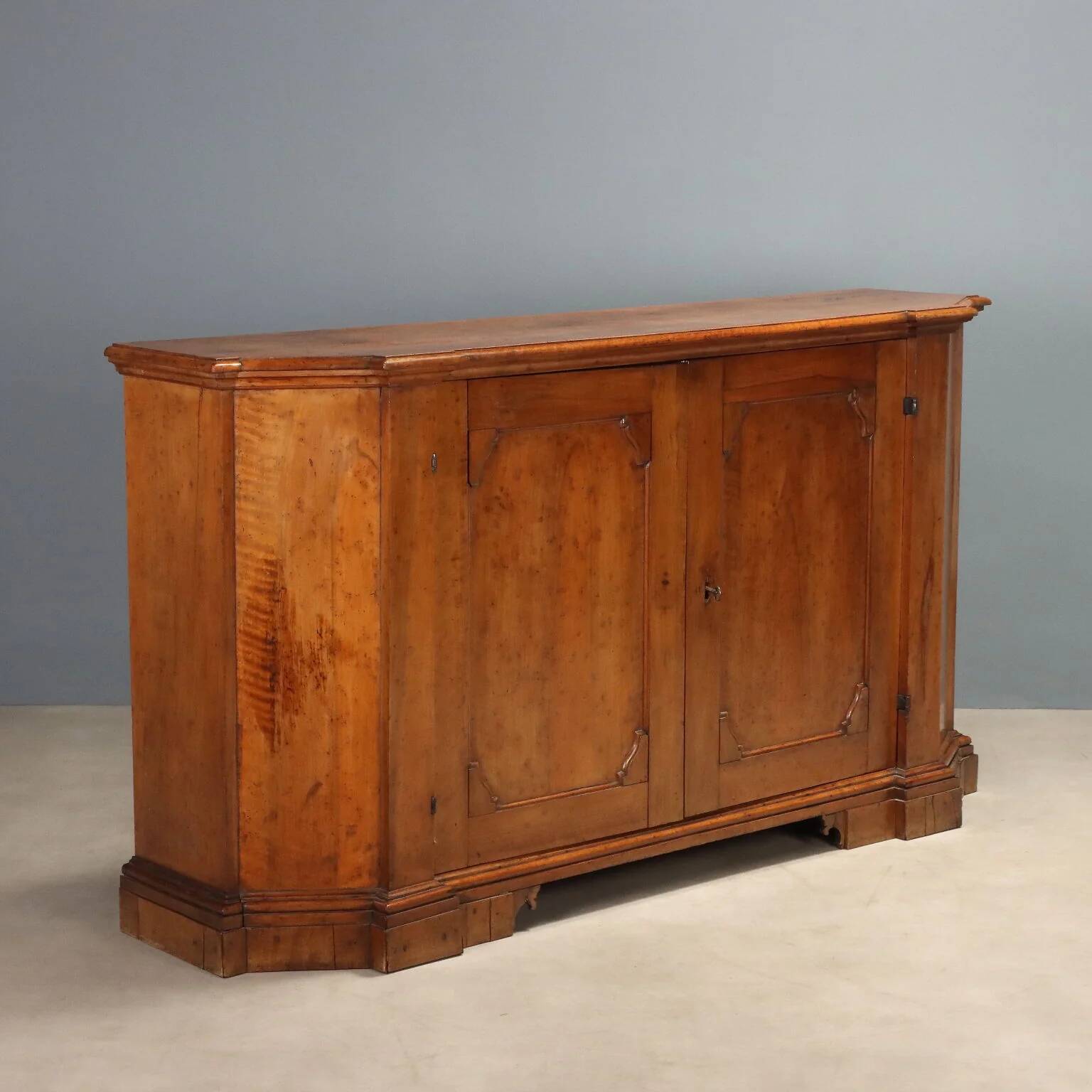 Ancient baroque buffet in walnut, Italy, 18th century