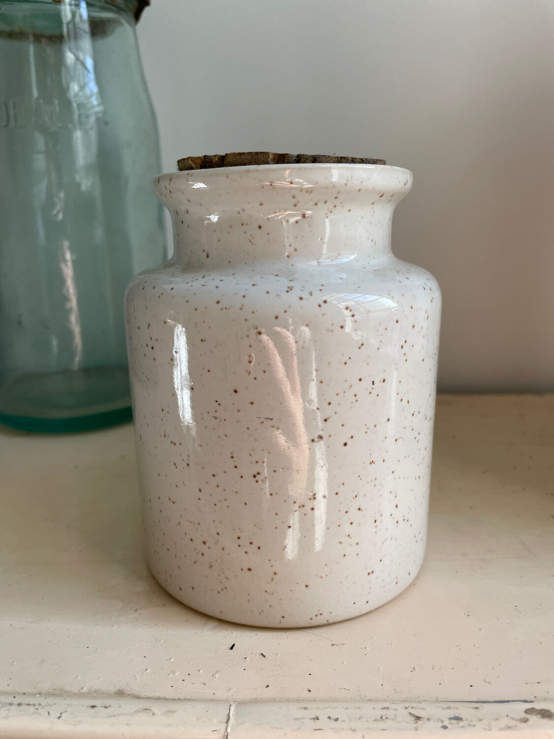 Speckled sandstone pot