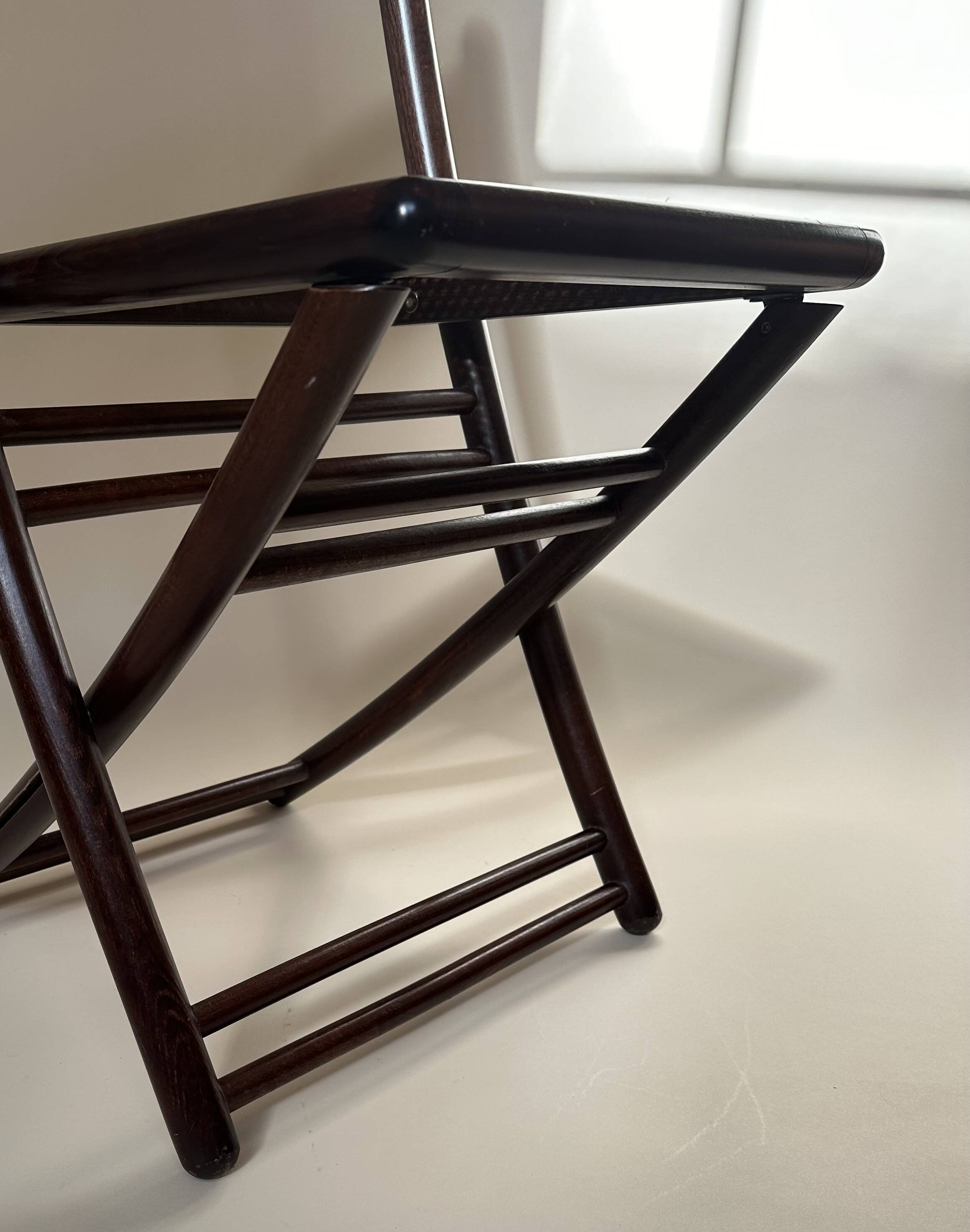 Set de quatre chaises pliantes en bois et cannage