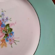 Assiettes plates anciennes dépareillées en faïence avec doré