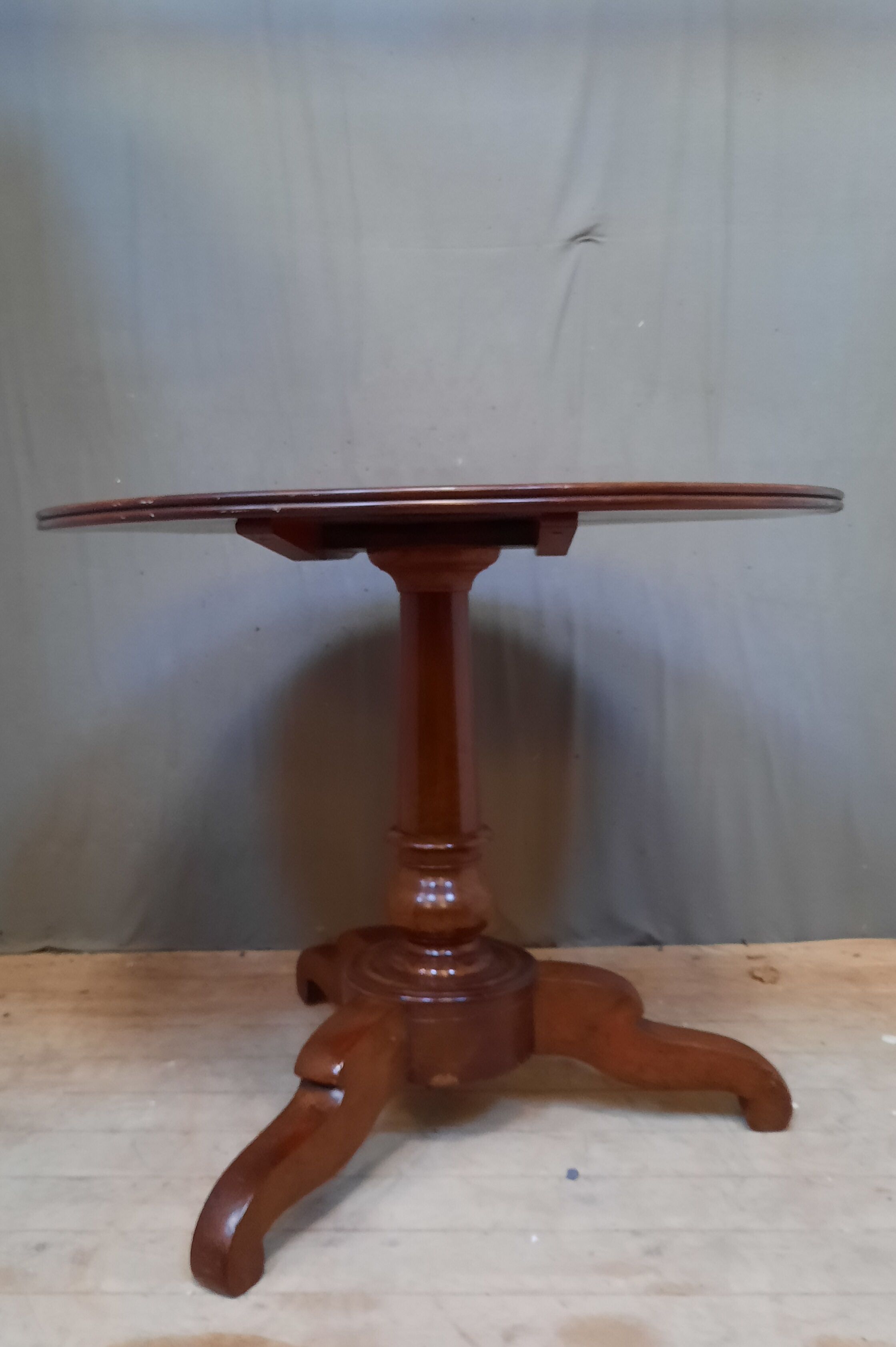 Gueridon Louis Philippe in mahogany with tilting top