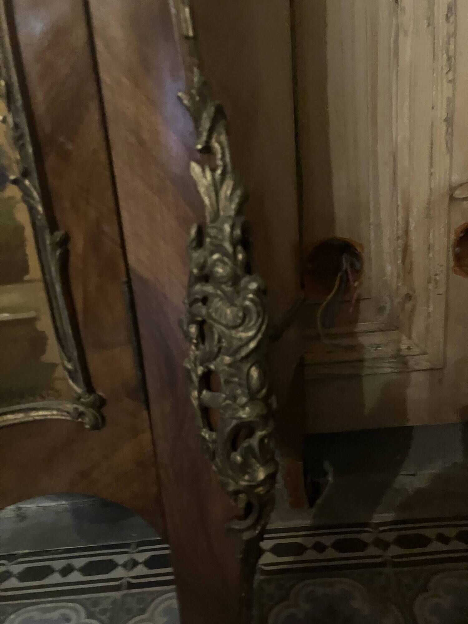 Display cabinet in Louis XV style from the late 19th century in painted wood.