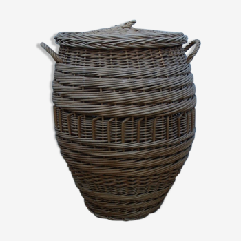 Laundry basket with rattan with coves and lid