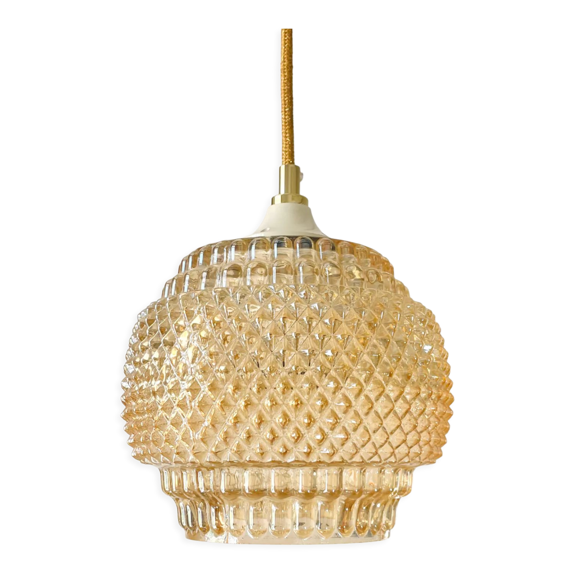 Suspension in iridescent molded glass