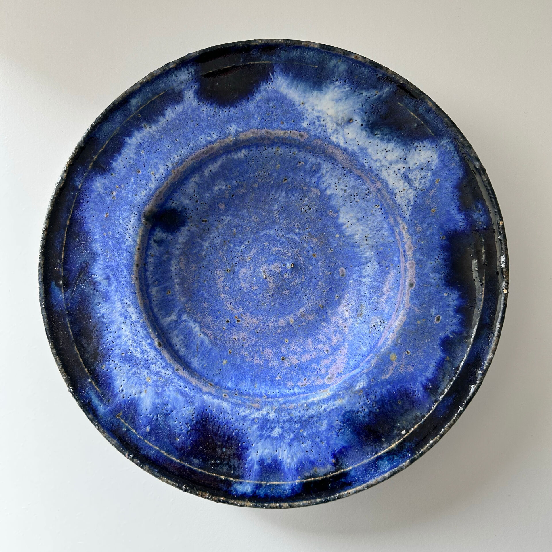 Plat creux bleu indigo signé