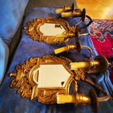 Paire de miroirs en bronze ciselé et doré formant appliques
